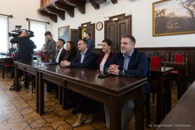 Zdjęcie z konferencji podczas której podpisana została umowa dot. utworzenia Rzeszowskiego Centrum ElektroEkologii. Fot. Grzegorz Bukała, Urząd Miasta Rzeszowa